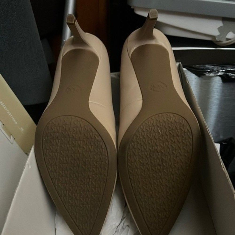 Michael Kors Angie Pumps – Size 9.5 – Oyster – New in Box - Picture 3 of 8